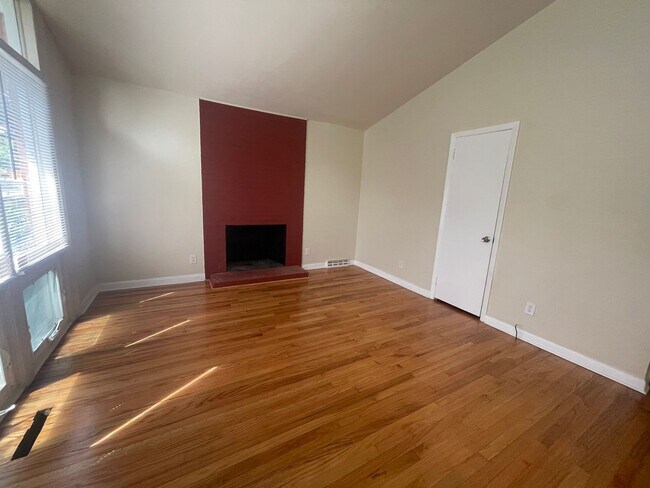 Building Photo - Adorable 3 Bedroom with Updates
