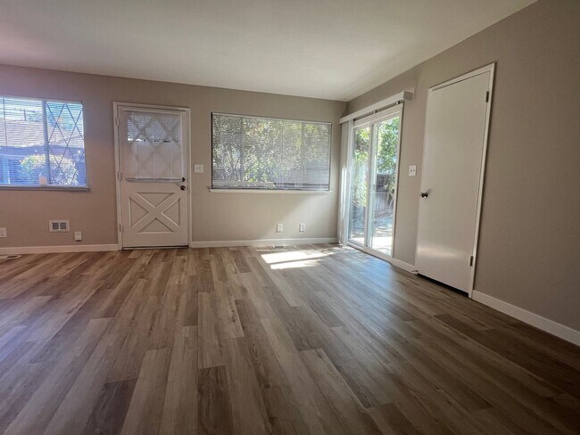 Building Photo - 307-309 CARRIAGE DR