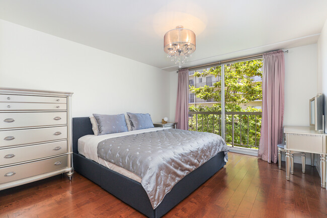 Master Bedroom - 10751 Wilshire Blvd