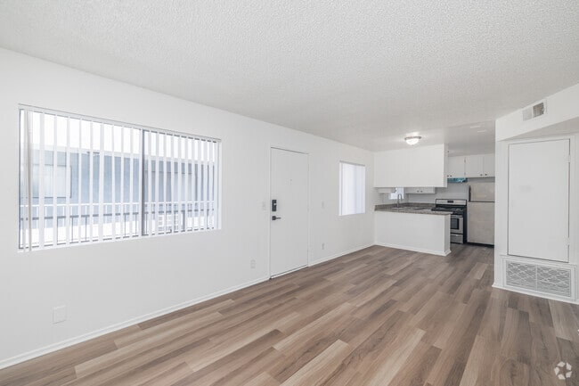 2 habitaciones, 1 baño - 630 pies cuadrados - Sala de estar - 2216-2218 Court St.