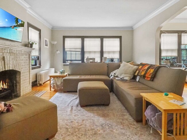 Building Photo - Beautiful Upper Level 3 Bedroom Duplex nea...