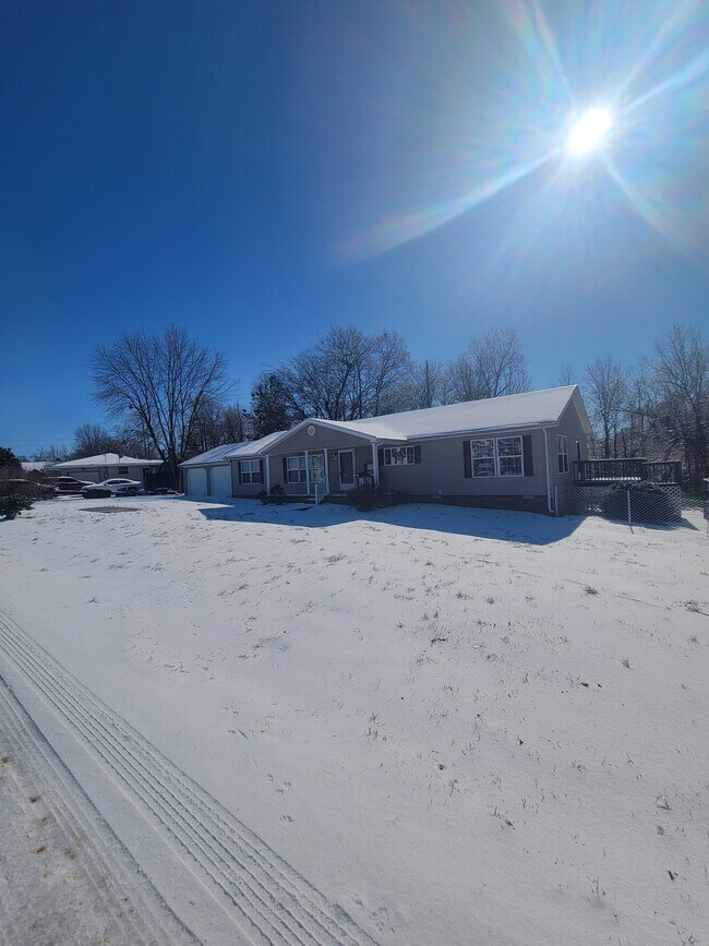Building Photo - 211 Hickory St