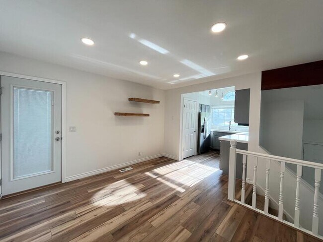 Building Photo - 11301 Sandy Ridge Dr