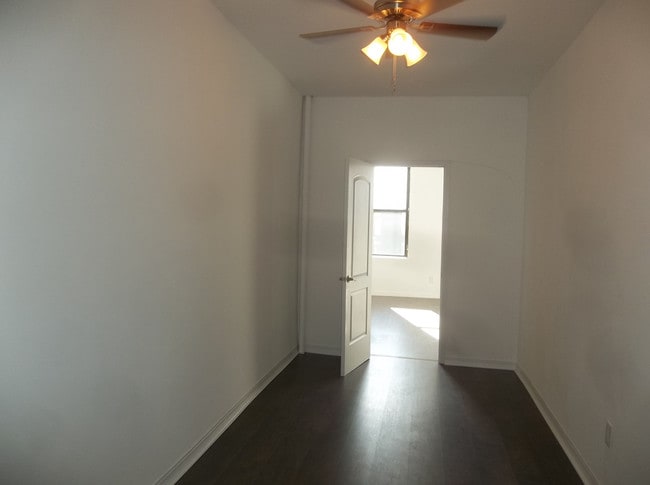 Foto del edificio - 334 McGuinness Blvd