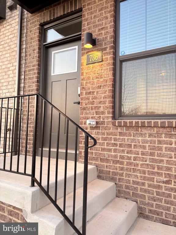 Building Photo - 736 Watts St