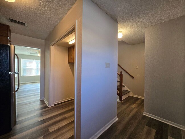 Foto del edificio - AVAILABLE NOW!