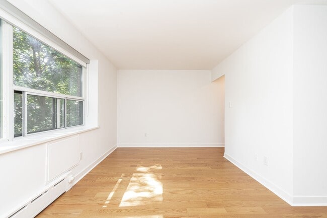 Building Photo - 263 Russell Hill Rd