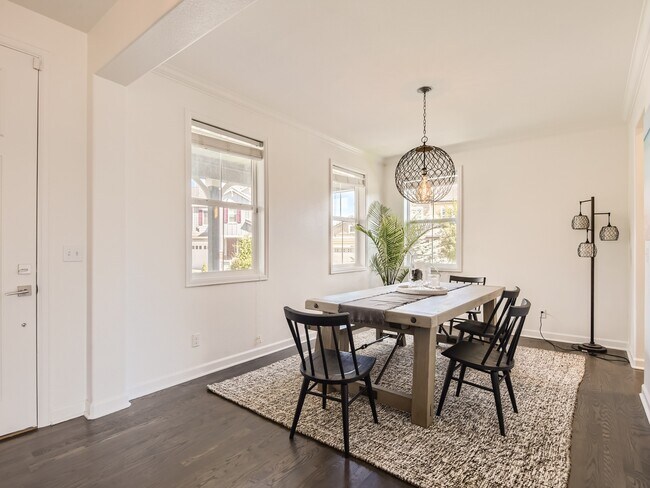 Foto del edificio - 664 Tiger Lily Way