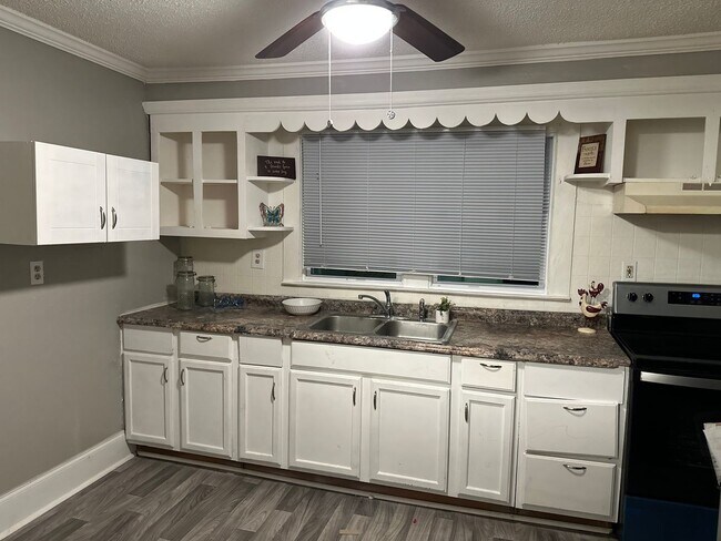 Foto del edificio - 2 Bed House! COMING SOON! DEPOSIT-FREE Renting option thru OBLIGO! Deposit Alternative available