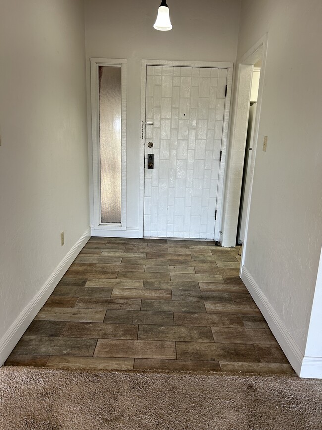 Entrance with ceramic tile - 3048 Camelot Dr