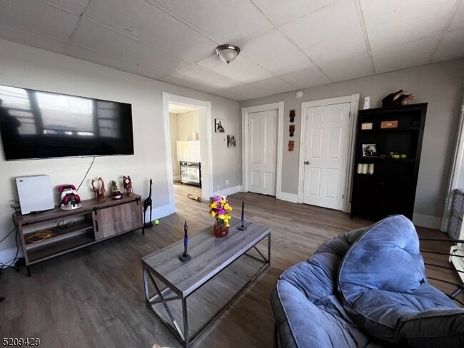 Building Photo - 20 Clove Ave