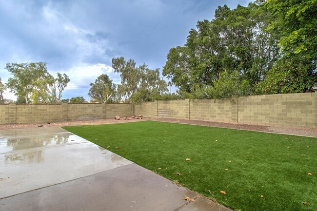 Building Photo - Furnished 3 Bedroom + 2 Bathroom + 2 Car G...