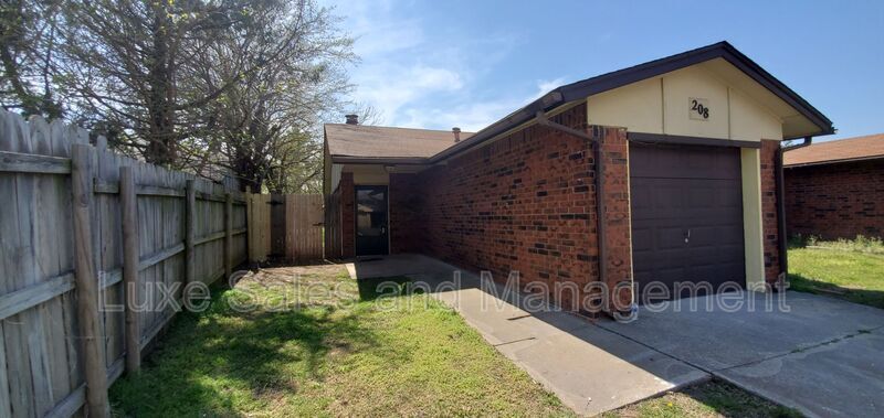 Primary Photo - 208 Crystal Cir