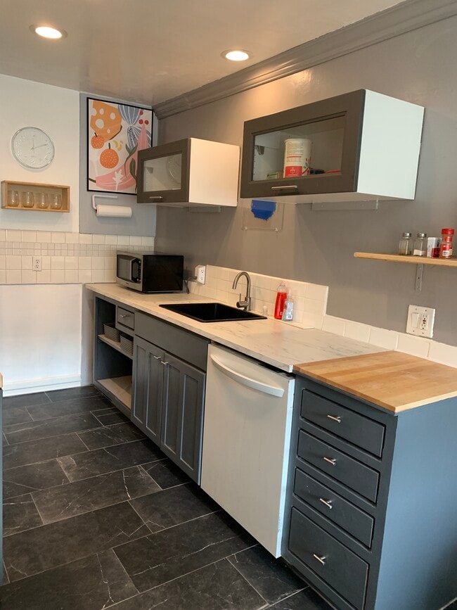 microwave,dishwasher,plenty of counterspace and storage - 1317 Franklin St