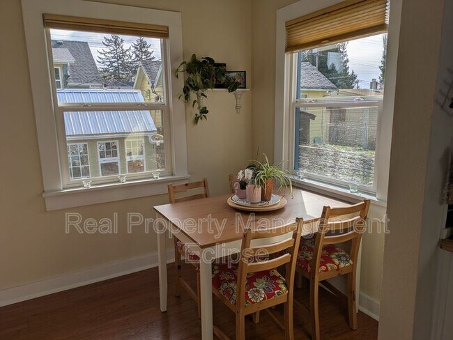 Photo - 517 N 97th St House