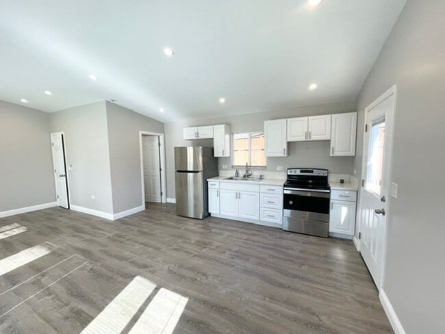 Building Photo - Charming 2 bed 1 bath house with Full 1 be...