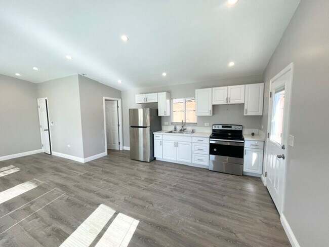 Foto del edificio - Charming 2 bed 1 bath house with Full 1 be...