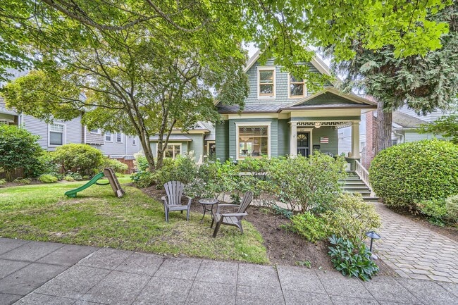Building Photo - Queen Anne Home