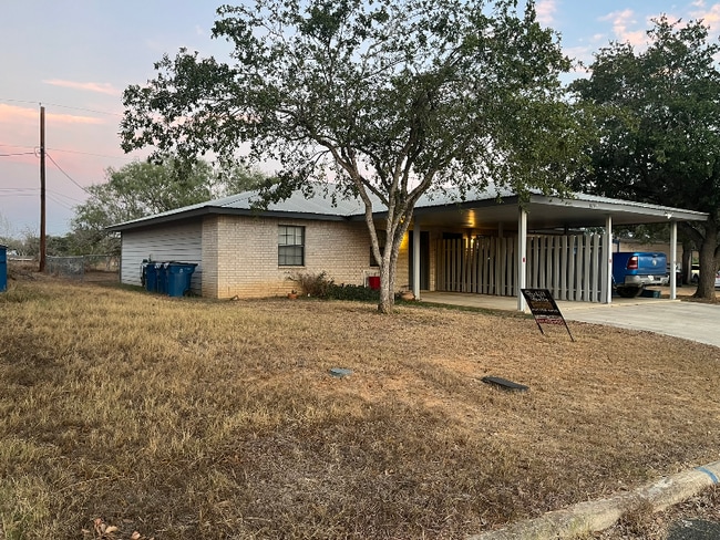 Building Photo - 821 Nancy Ln