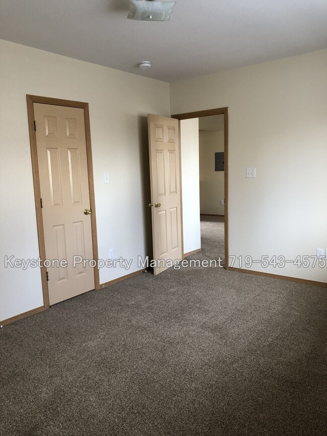 Building Photo - 377 - 379 W. Buttercup Way