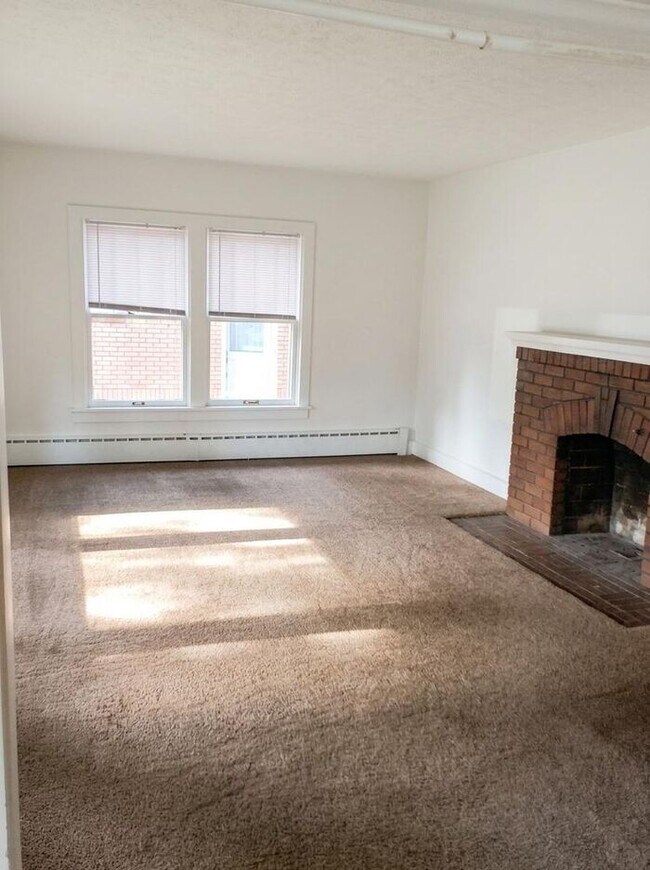 Foto del edificio - 5 Bed, 2 Bath Home NEAR CSU!
