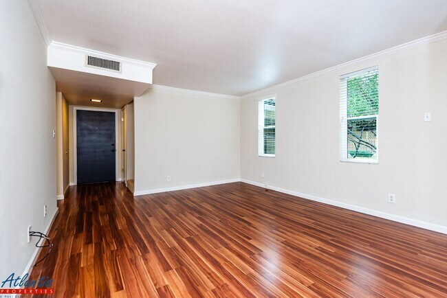 Foto del edificio - Pueblo De Los Gatos | Garage | Desirable L...
