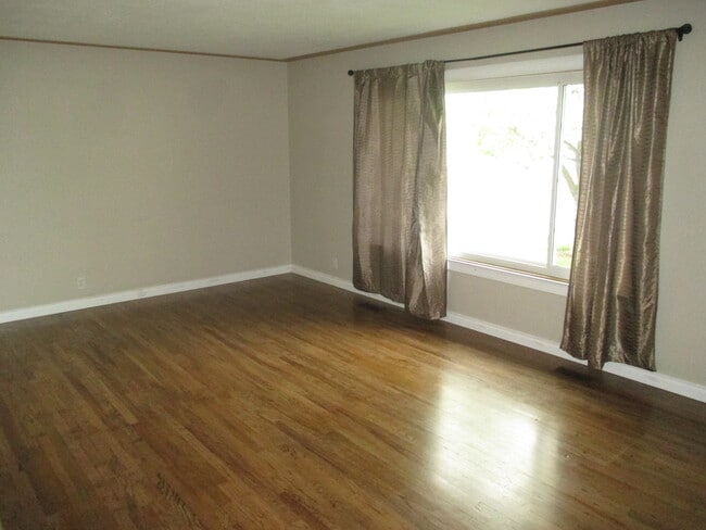 Building Photo - Large Three Bedroom Home in Keizer
