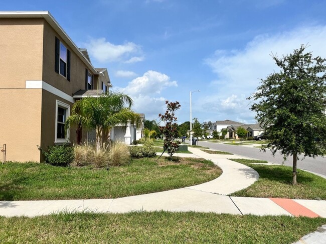 Building Photo - Spacious 4BR House in Riverview
