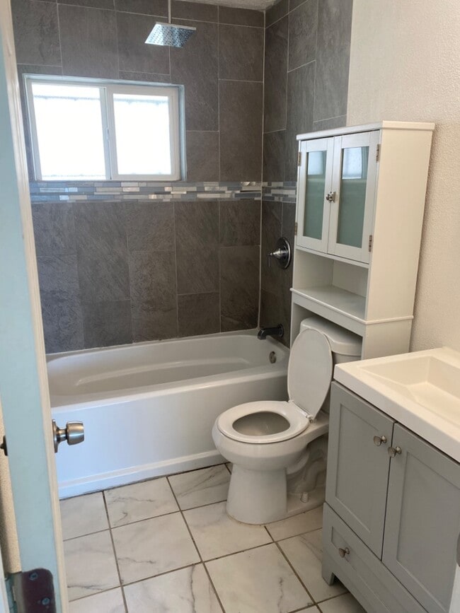 Building Photo - 3408 Ross Ave SE