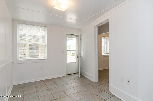 Foto del edificio - 610 Waynick Blvd