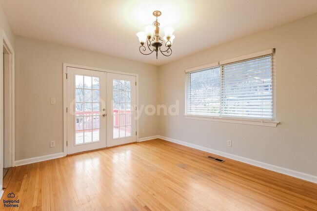 Foto del edificio - Move-In Ready Ranch with Huge Garage & Finished Basement