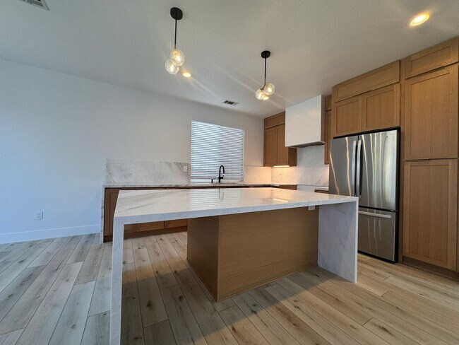 Foto del edificio - Charming Two-Story Home in Oceanside with ...
