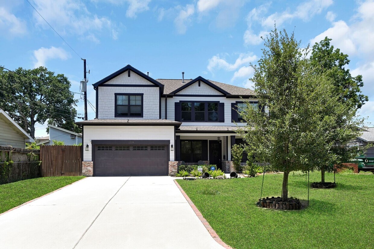 Primary Photo - Timeless Elegance in Oak Forest: A Stylish...