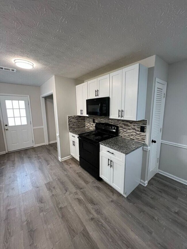 Foto del edificio - Beautifully Renovated 2 bedroom 2 bath duplex in Lawrenceville!