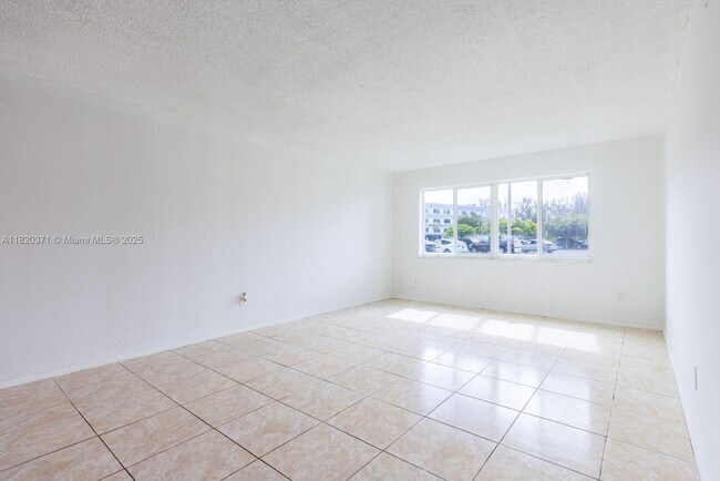 Building Photo - 14850 Naranja Lakes Blvd