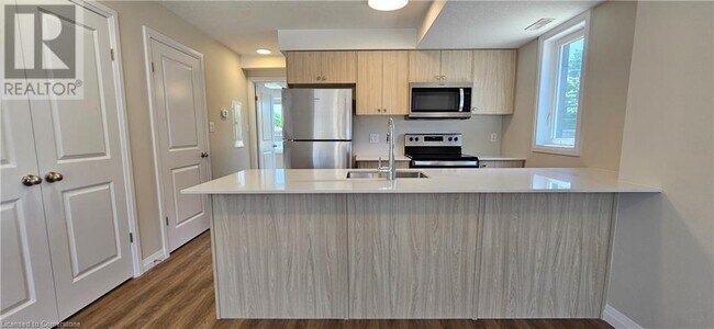 Building Photo - 410 Northfield Dr W