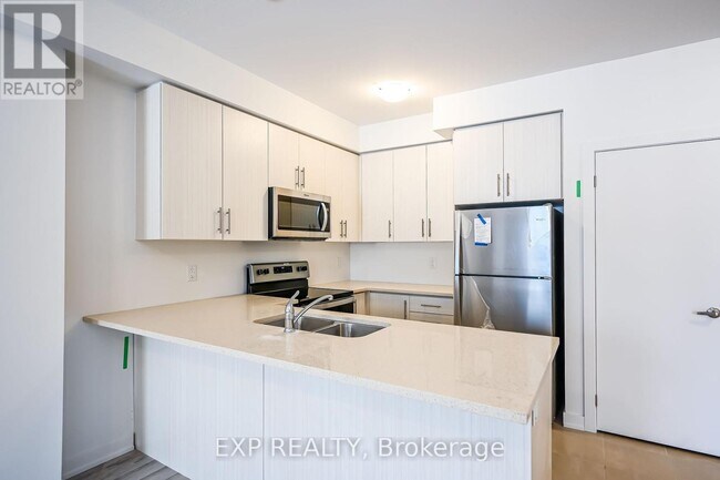 Photo du bâtiment - 590-590 N Service Rd