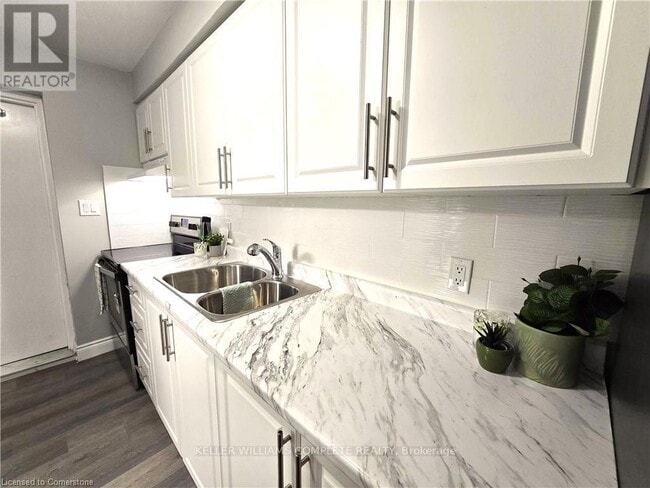 Photo du bâtiment - 300-300 Balmoral Ave N