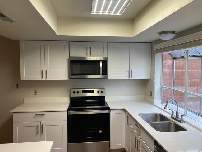 Building Photo - 560 Diagonal St