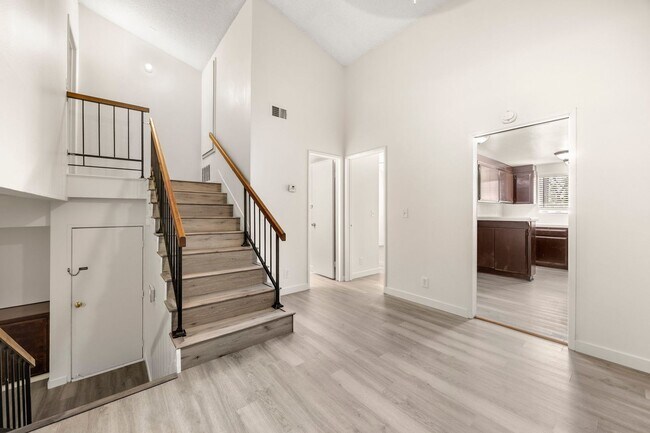 Building Photo - Spacious 2 Bedroom 2 Bathroom 3 Story Cond...
