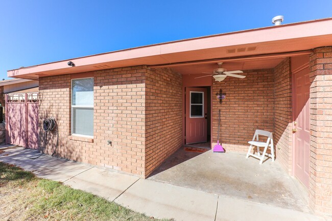 Building Photo - Private 2 bedroom, 1 bath with Fenced in B...