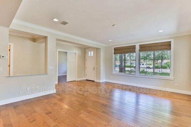 Building Photo - 1505 W Orangewood Ave