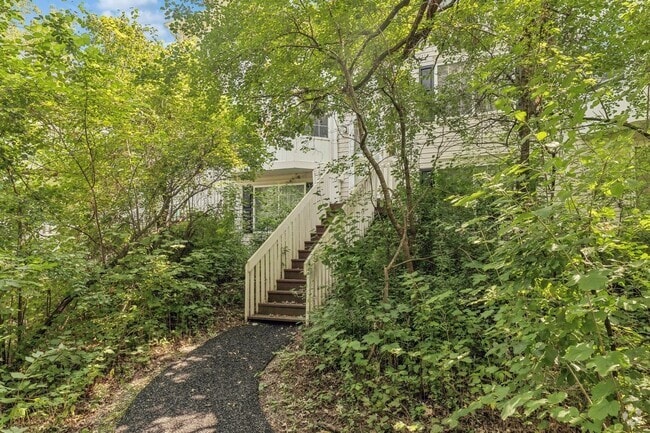 Building Photo - 328 W Whispering Oaks Ln