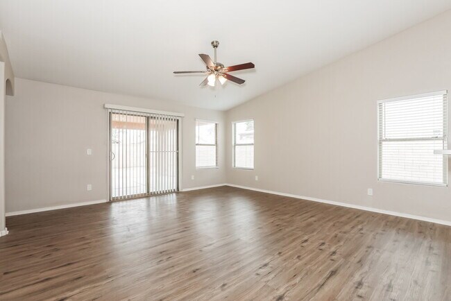 Foto del edificio - 39812 N Vincenza St