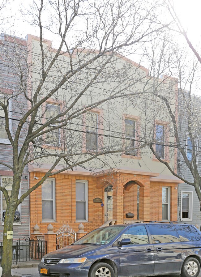 Foto del edificio - 68-05 Forest Ave