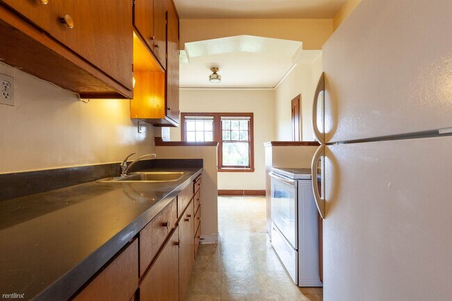 Building Photo - 3 br, 1 bath  - 1850 Arch St Apt 3