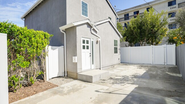 Building Photo - 3938 S Victoria Ave