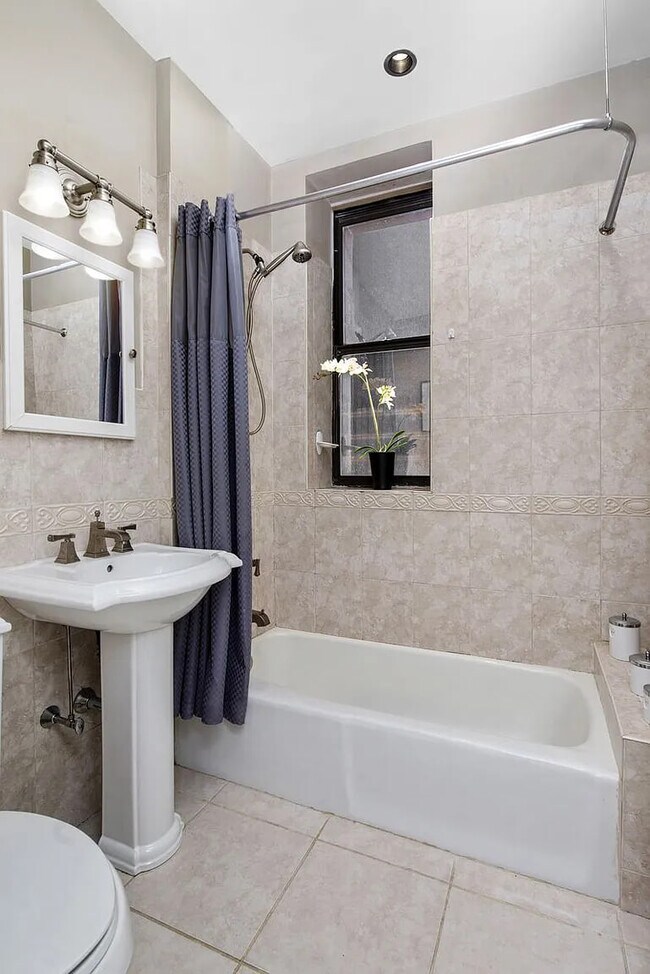 Foto del edificio - 10 W 93rd St