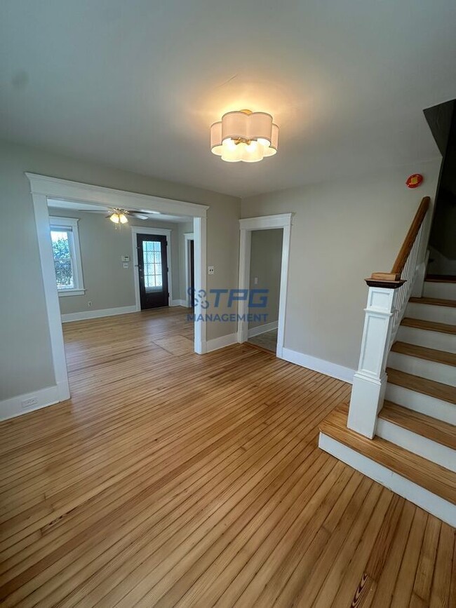 Building Photo - 13 Center St