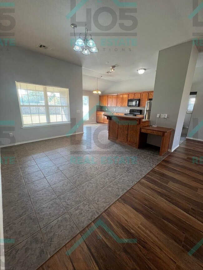 Building Photo - 4 Bedroom in Norman